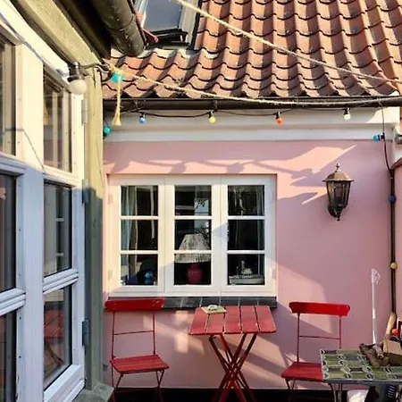 度假居 Skont Fiskerhus. Taet Pa By, Havn Og Havet