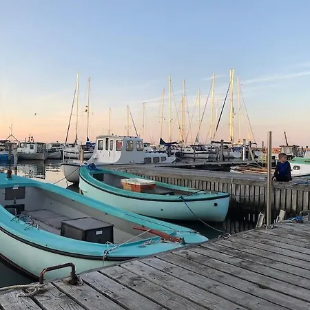 Skont Fiskerhus. Taet Pa By, Havn Og Havet * 马斯塔尔