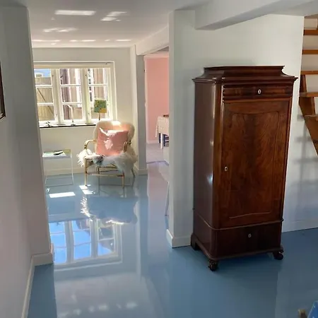 Skont Fiskerhus. Taet Pa By, Havn Og Havet