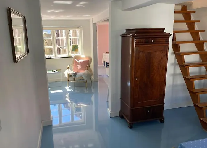 Skont Fiskerhus. Taet Pa By, Havn Og Havet