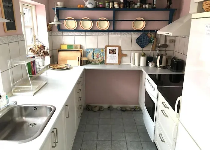 Skont Fiskerhus. Taet Pa By, Havn Og Havet *